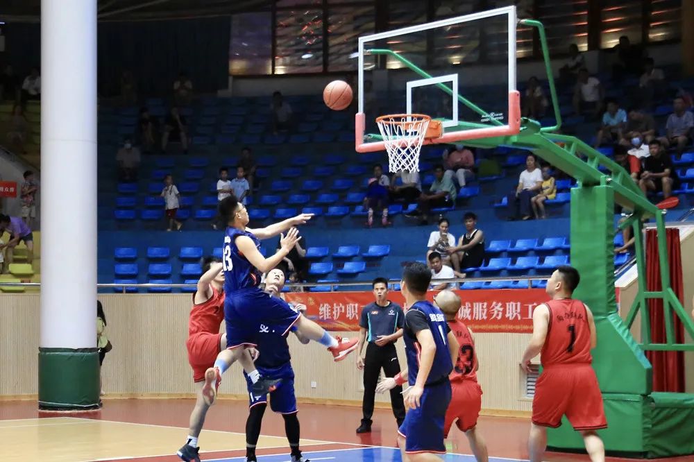 完美体育官网登录入口-赛地聚焦：法甲今晚热度飙升；山东男篮伤情更新；底气十足；细节决定成败